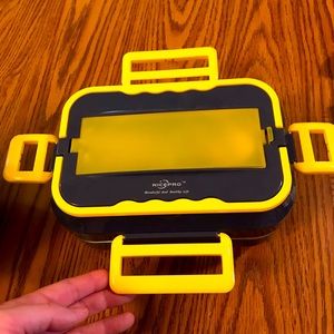 Yellow and gray. Heated lunch box…. Never used… brand new